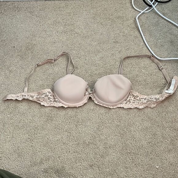 Chantelle 32a bra  - Picture 1 of 4